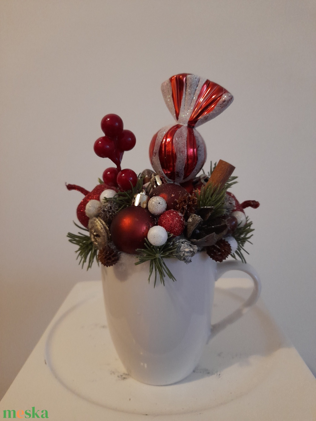 Karácsonyi asztaldísz fehér kerámia kaspóba piros-fehér színekben - otthon & életmód - dekoráció - asztal és polc dekoráció - asztaldísz - Meska.hu