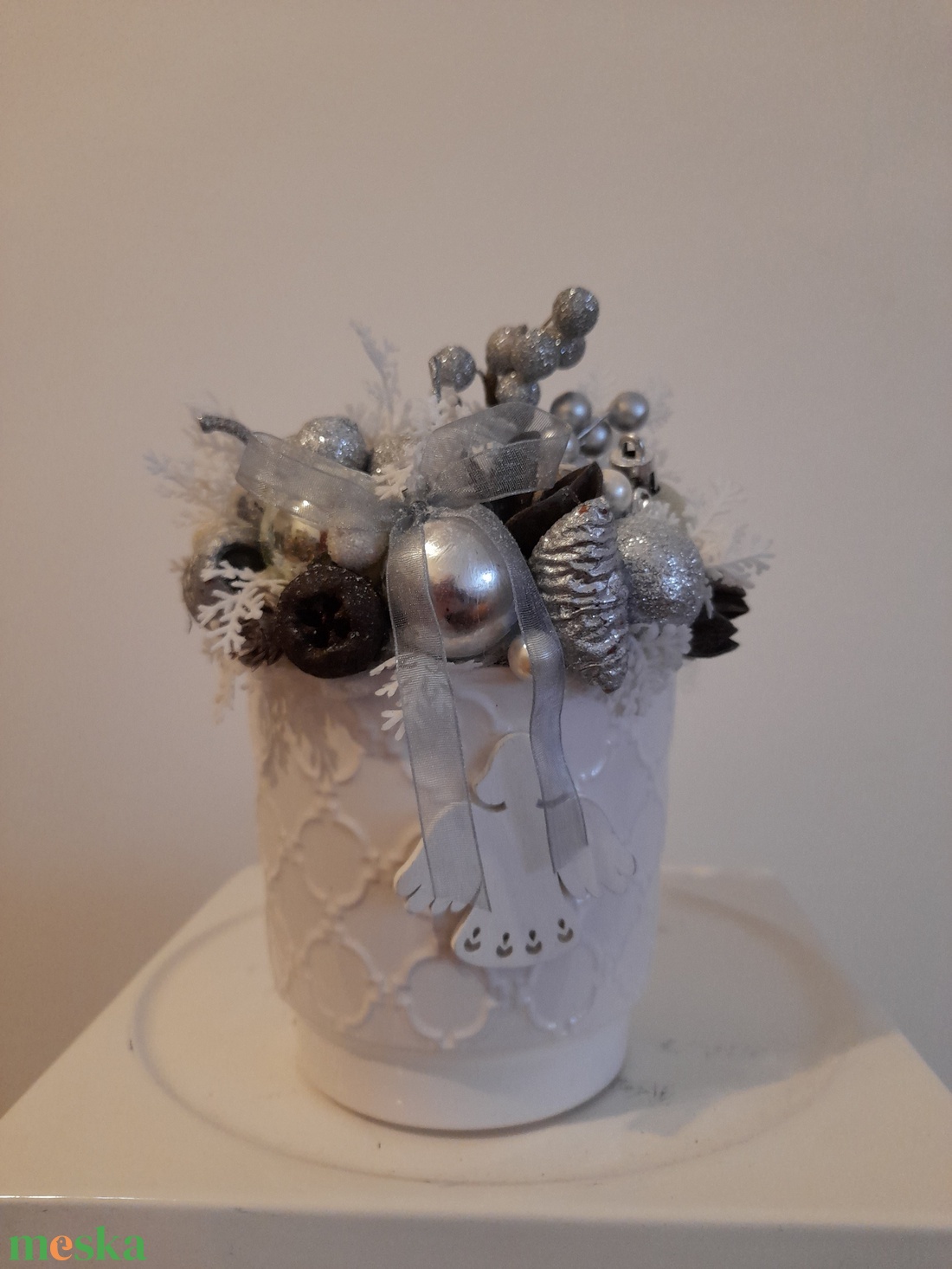 Karácsonyi asztaldísz fehér kerámia kaspóban ezüst-fehér színekben - otthon & életmód - dekoráció - asztal és polc dekoráció - asztaldísz - Meska.hu