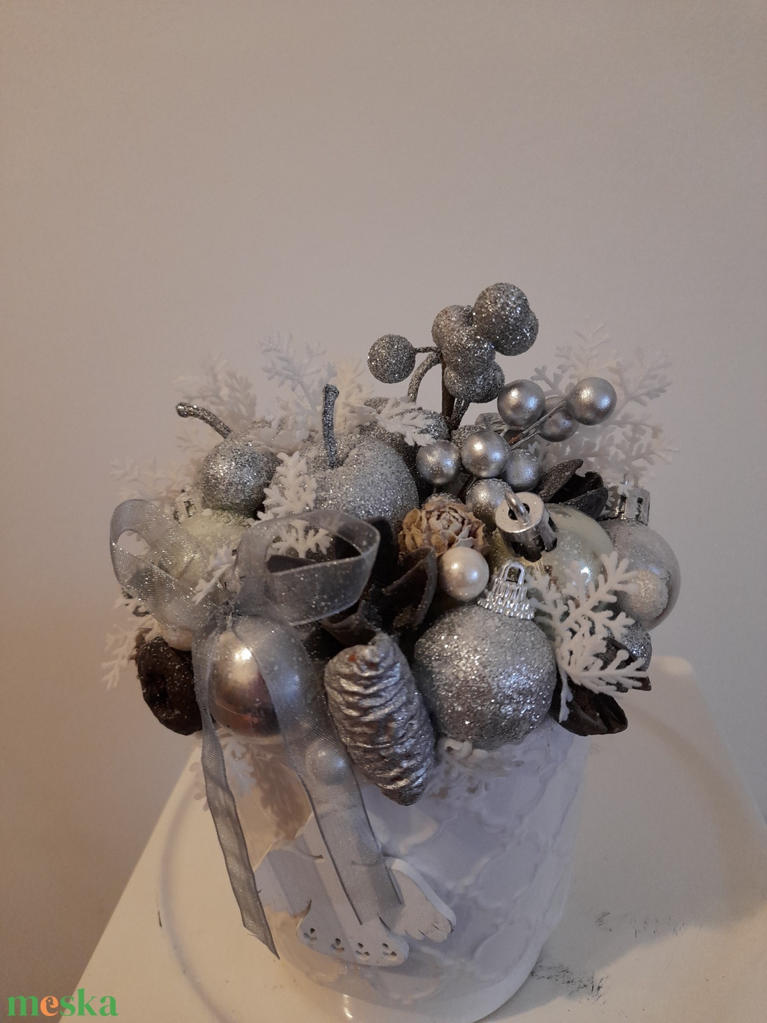 Karácsonyi asztaldísz fehér kerámia kaspóban ezüst-fehér színekben - otthon & életmód - dekoráció - asztal és polc dekoráció - asztaldísz - Meska.hu