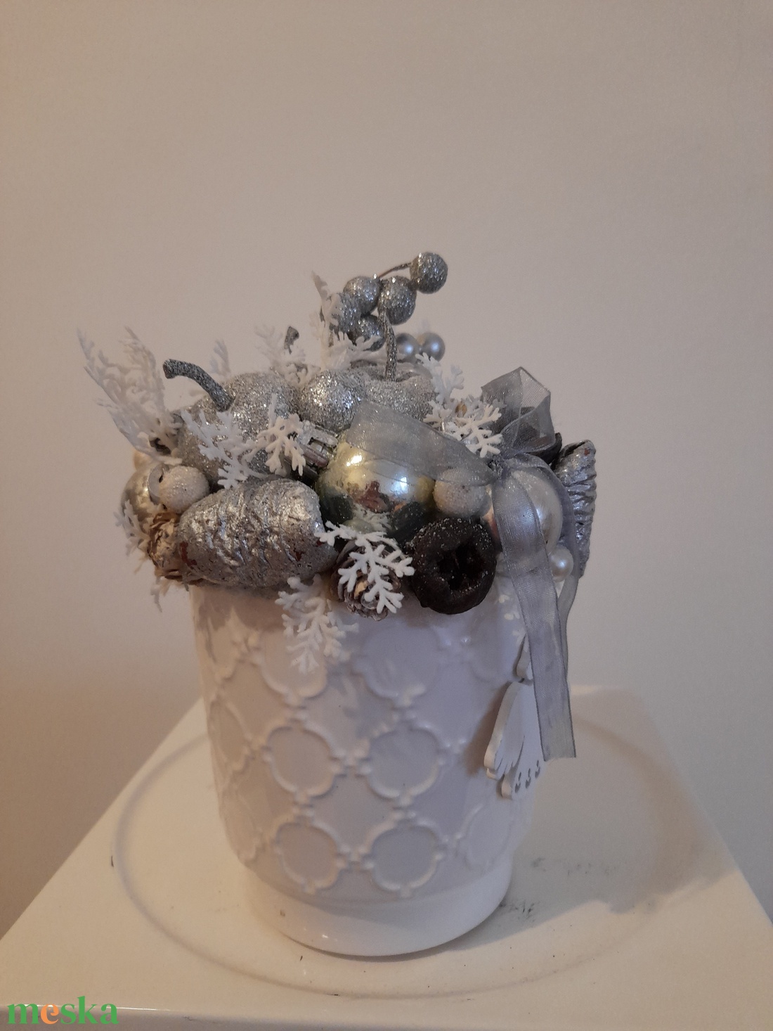 Karácsonyi asztaldísz fehér kerámia kaspóban ezüst-fehér színekben - otthon & életmód - dekoráció - asztal és polc dekoráció - asztaldísz - Meska.hu