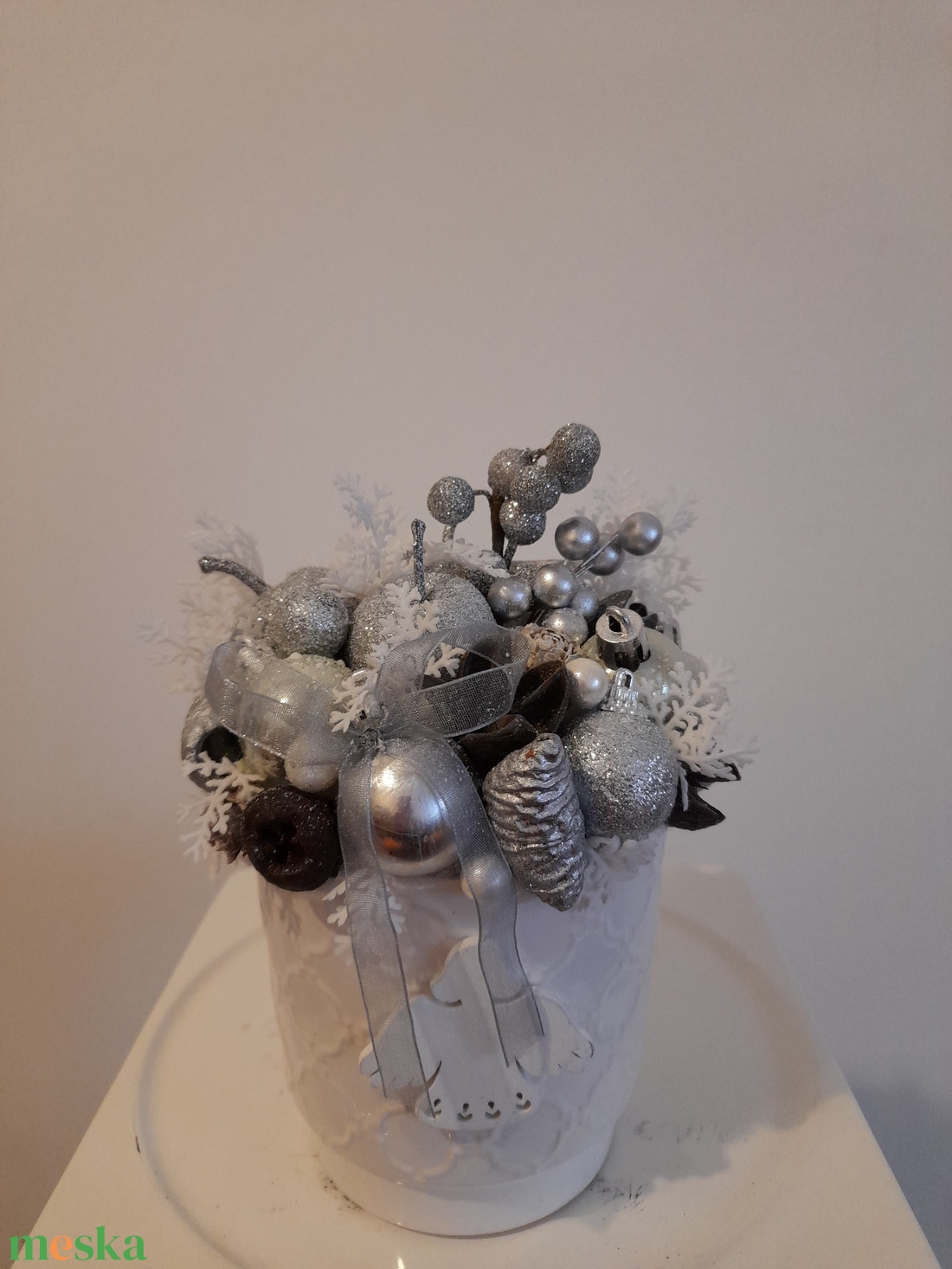 Karácsonyi asztaldísz fehér kerámia kaspóban ezüst-fehér színekben - otthon & életmód - dekoráció - asztal és polc dekoráció - asztaldísz - Meska.hu