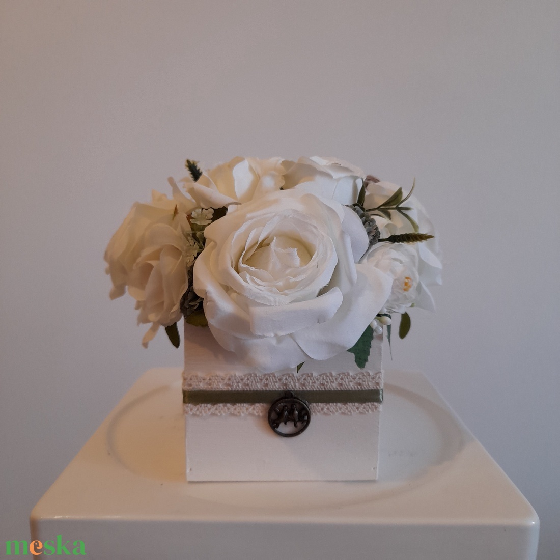 Virágbox / asztaldísz fehér fa dobozban vintage bézs pasztell árnyalatokkal - otthon & életmód - dekoráció - virágdísz és tartó - virágbox, virágdoboz - Meska.hu