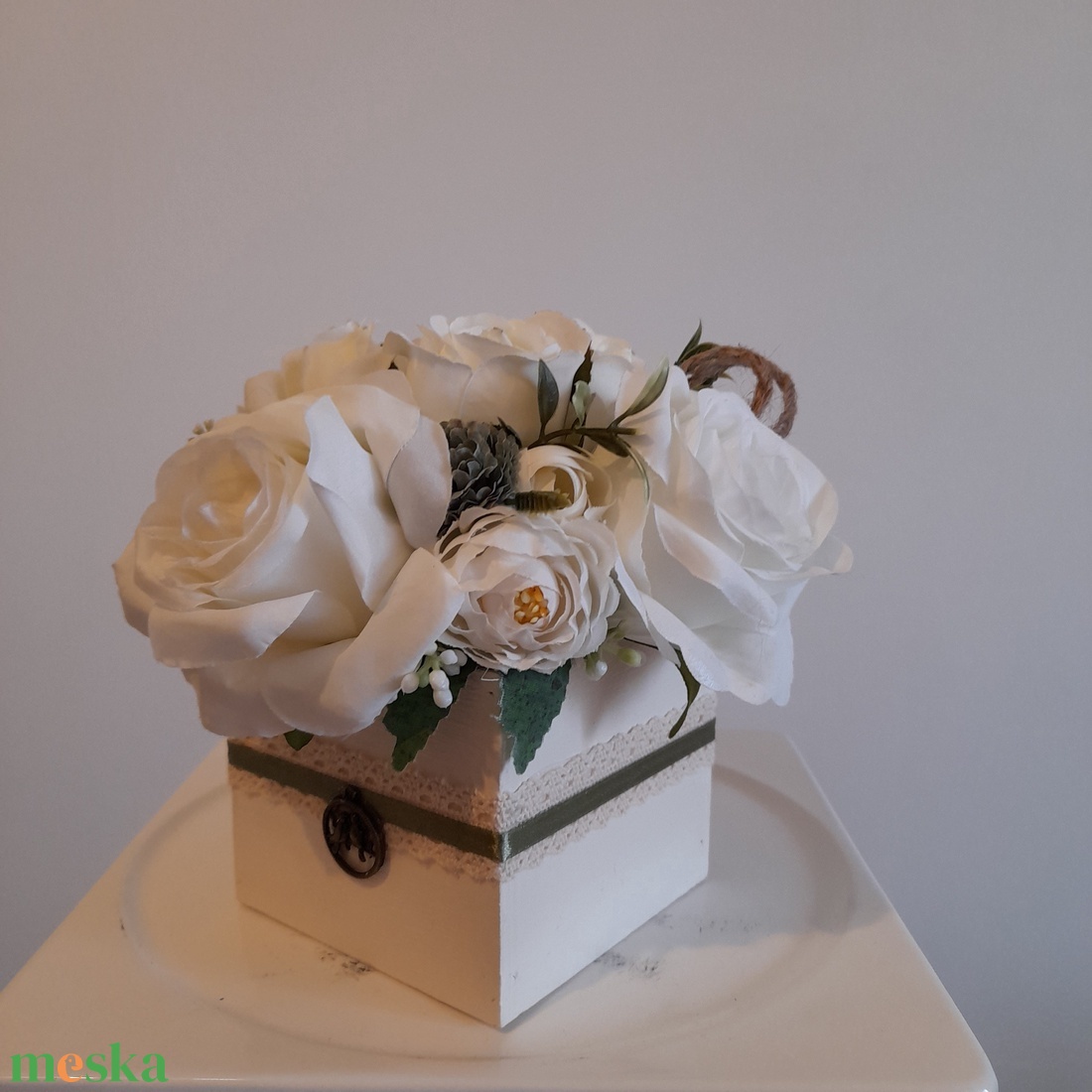 Virágbox / asztaldísz fehér fa dobozban vintage bézs pasztell árnyalatokkal - otthon & életmód - dekoráció - virágdísz és tartó - virágbox, virágdoboz - Meska.hu