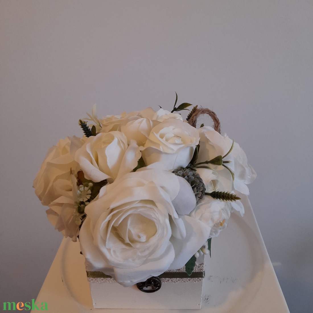 Virágbox / asztaldísz fehér fa dobozban vintage bézs pasztell árnyalatokkal - otthon & életmód - dekoráció - virágdísz és tartó - virágbox, virágdoboz - Meska.hu