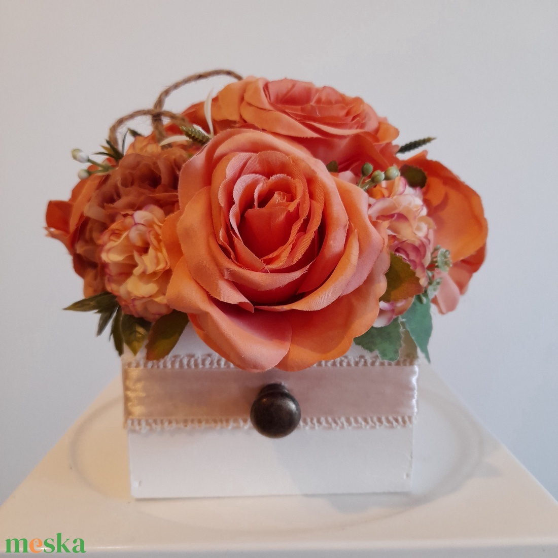 Virágbox / asztaldísz fehér fa dobozban vintage narancsos pasztell árnyalatokkal - otthon & életmód - dekoráció - virágdísz és tartó - virágbox, virágdoboz - Meska.hu