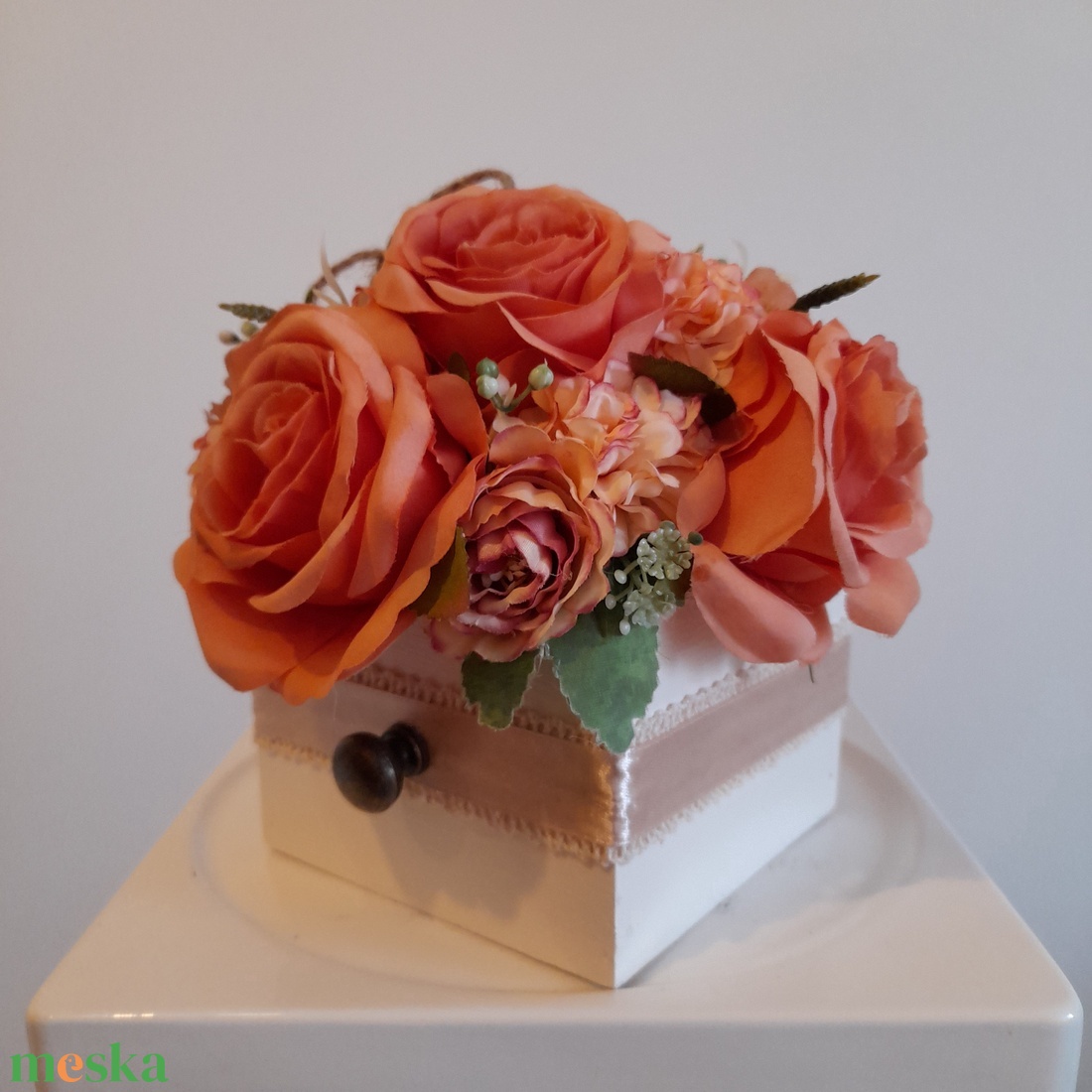 Virágbox / asztaldísz fehér fa dobozban vintage narancsos pasztell árnyalatokkal - otthon & életmód - dekoráció - virágdísz és tartó - virágbox, virágdoboz - Meska.hu