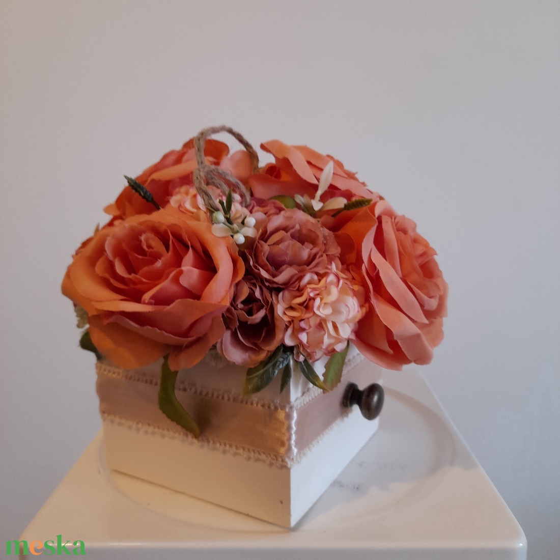 Virágbox / asztaldísz fehér fa dobozban vintage narancsos pasztell árnyalatokkal - otthon & életmód - dekoráció - virágdísz és tartó - virágbox, virágdoboz - Meska.hu