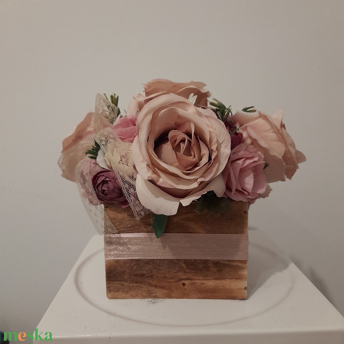 Virágbox / asztaldísz barna fa dobozban vintage bézs-mályvás pasztell árnyalatokkal - otthon & életmód - dekoráció - virágdísz és tartó - virágbox, virágdoboz - Meska.hu