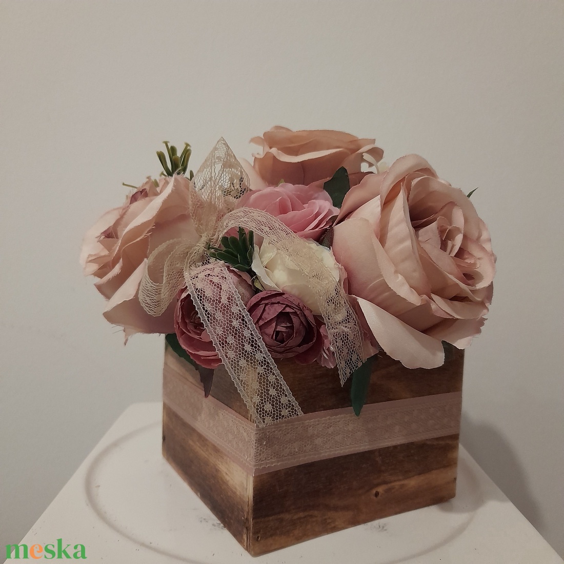 Virágbox / asztaldísz barna fa dobozban vintage bézs-mályvás pasztell árnyalatokkal - otthon & életmód - dekoráció - virágdísz és tartó - virágbox, virágdoboz - Meska.hu