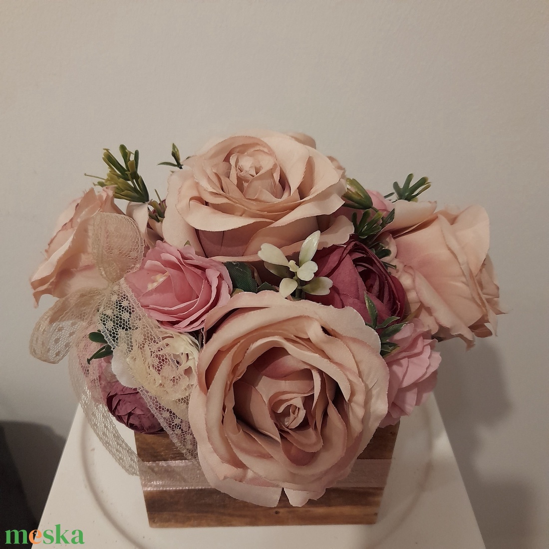 Virágbox / asztaldísz barna fa dobozban vintage bézs-mályvás pasztell árnyalatokkal - otthon & életmód - dekoráció - virágdísz és tartó - virágbox, virágdoboz - Meska.hu