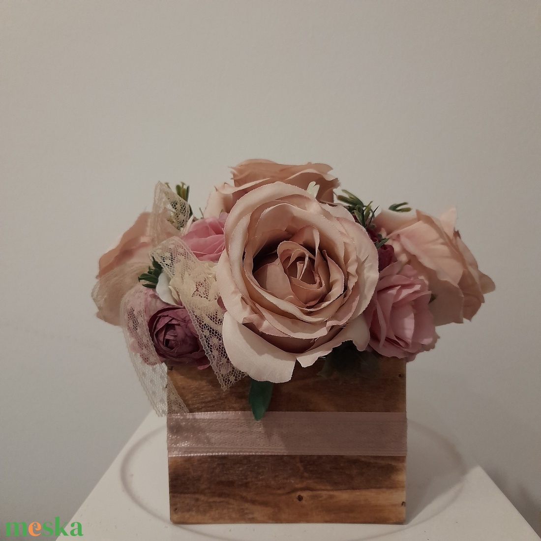 Virágbox / asztaldísz barna fa dobozban vintage bézs-mályvás pasztell árnyalatokkal - otthon & életmód - dekoráció - virágdísz és tartó - virágbox, virágdoboz - Meska.hu