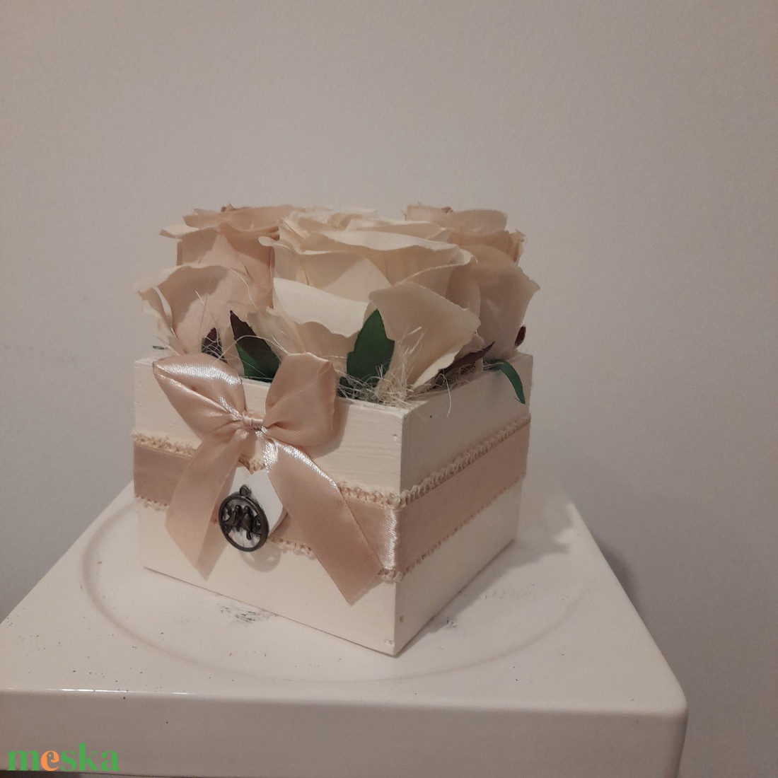 Virágbox / asztaldísz vintage fehér-púder  virágokkal fehér fa dobozban - otthon & életmód - dekoráció - asztal és polc dekoráció - asztaldísz - Meska.hu