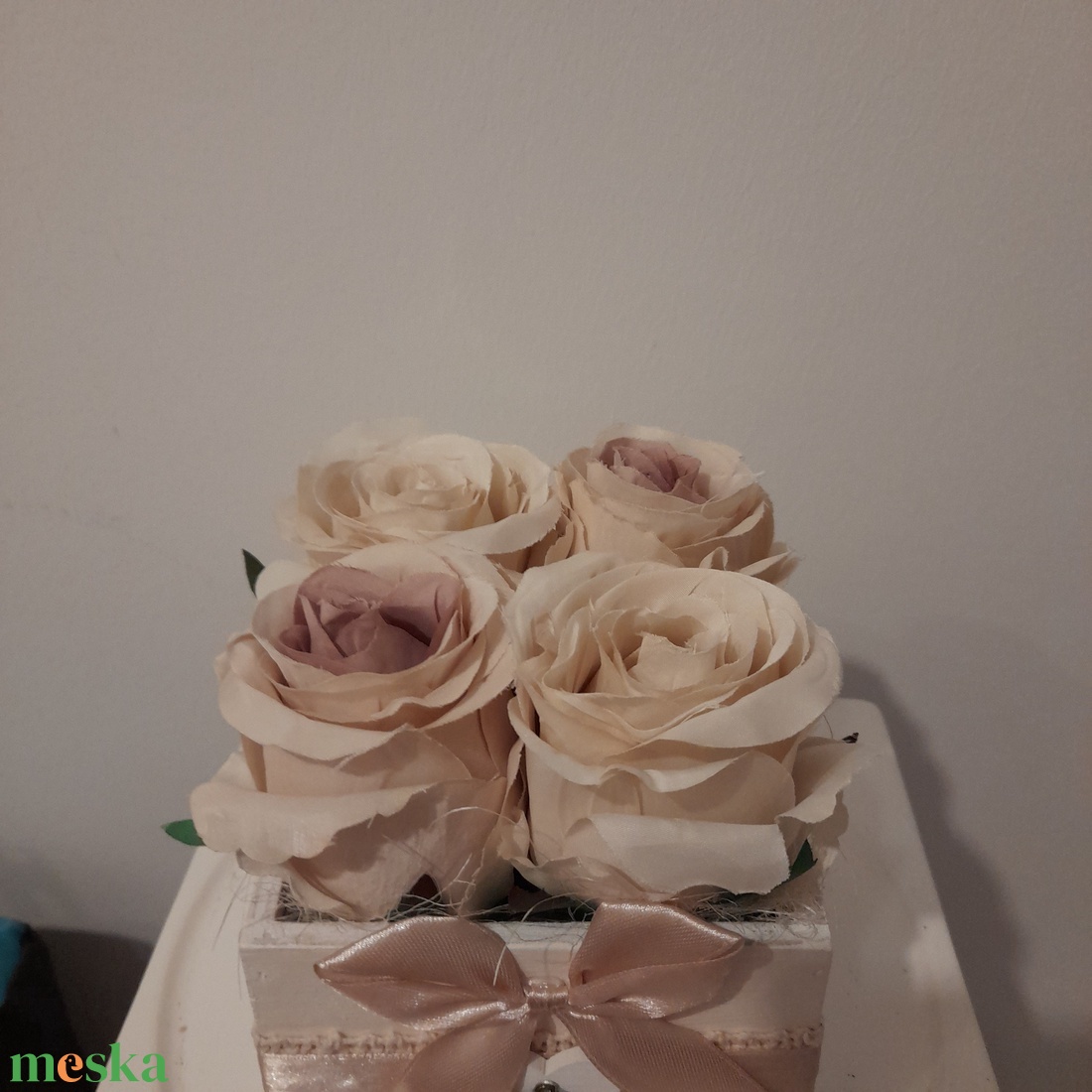 Virágbox / asztaldísz vintage fehér-púder  virágokkal fehér fa dobozban - otthon & életmód - dekoráció - asztal és polc dekoráció - asztaldísz - Meska.hu