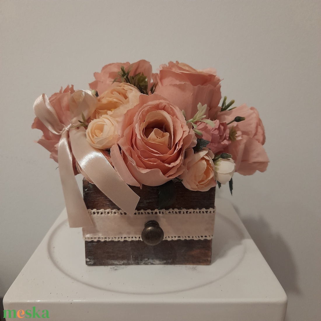 Virágbox / asztaldísz barna koptatott fa dobozban vintage púderes árnyalatokkal  - otthon & életmód - dekoráció - virágdísz és tartó - csokor & virágdísz - Meska.hu