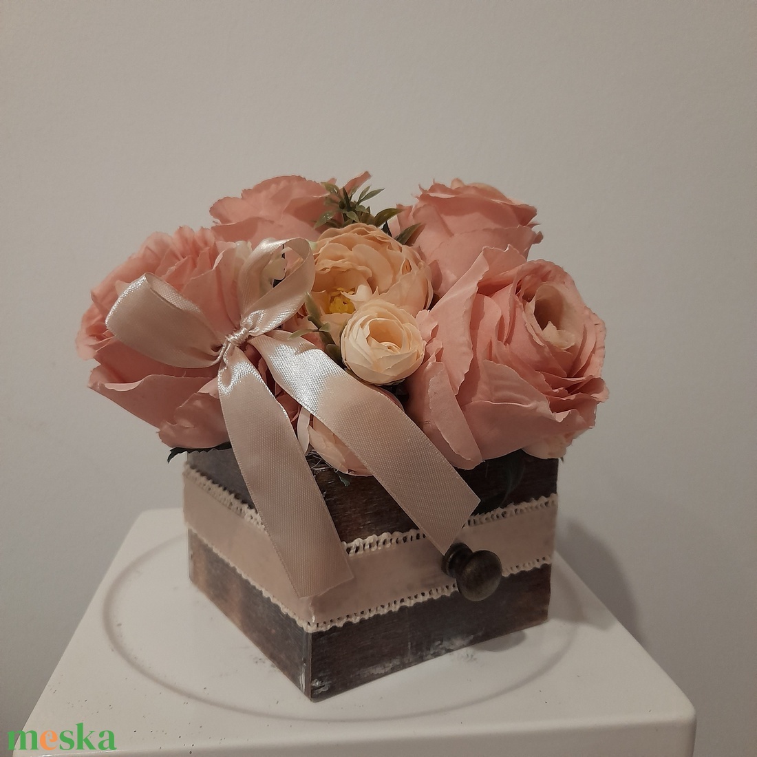 Virágbox / asztaldísz barna koptatott fa dobozban vintage púderes árnyalatokkal  - otthon & életmód - dekoráció - virágdísz és tartó - csokor & virágdísz - Meska.hu