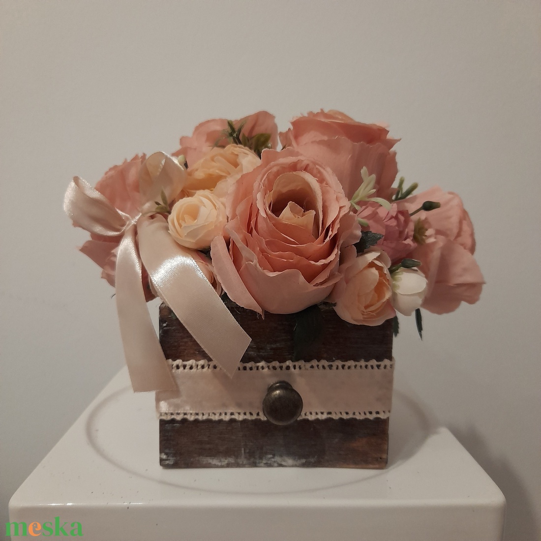 Virágbox / asztaldísz barna koptatott fa dobozban vintage púderes árnyalatokkal  - otthon & életmód - dekoráció - virágdísz és tartó - csokor & virágdísz - Meska.hu