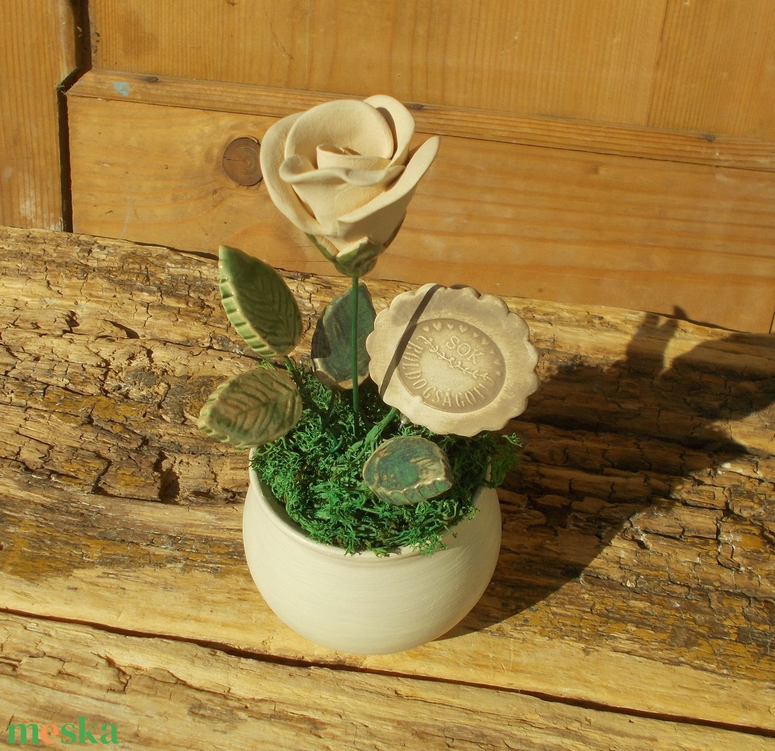 Rózsa kaspóban. - otthon & életmód - dekoráció - asztal és polc dekoráció - asztaldísz - Meska.hu