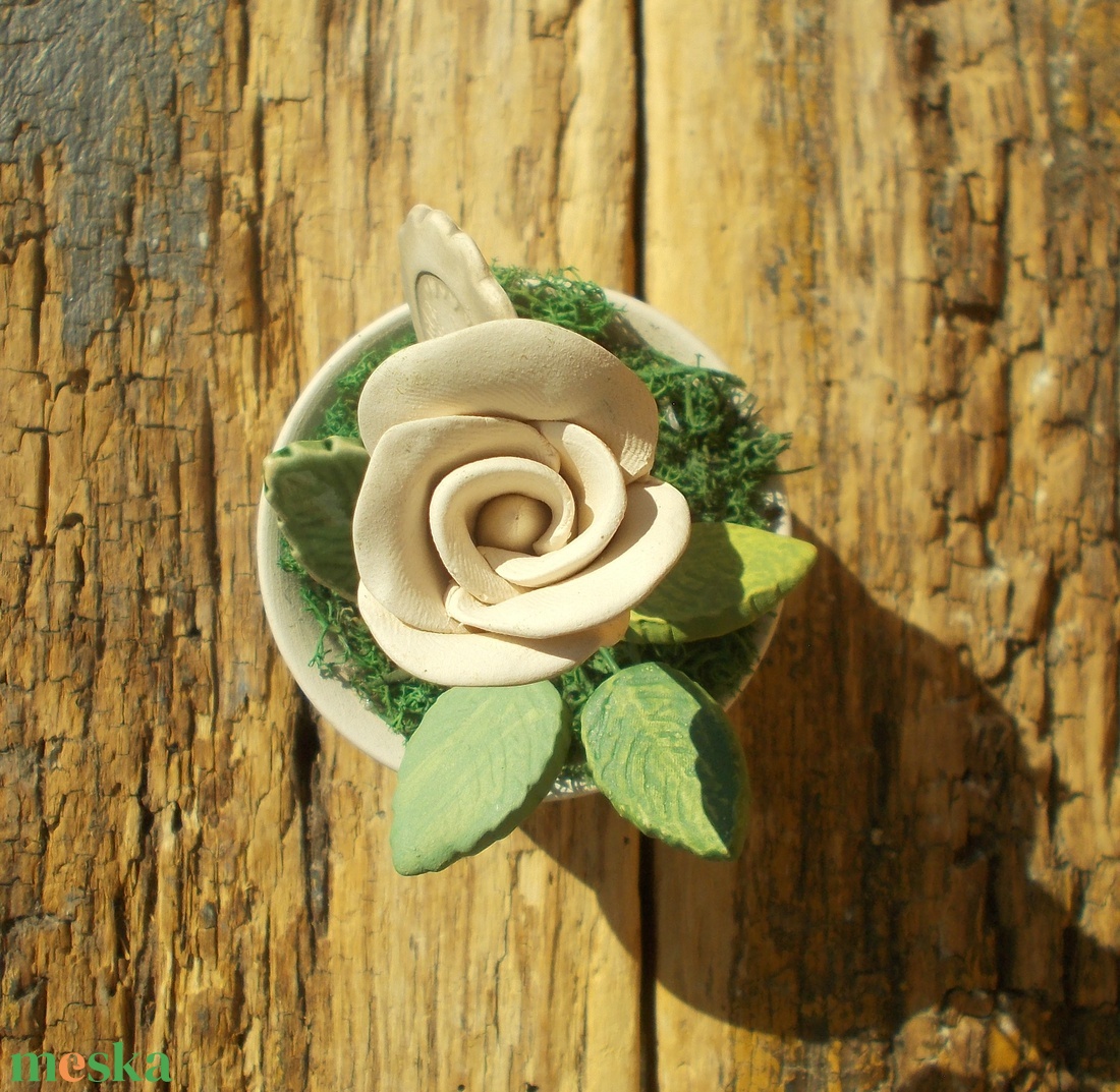 Rózsa kaspóban. - otthon & életmód - dekoráció - asztal és polc dekoráció - asztaldísz - Meska.hu