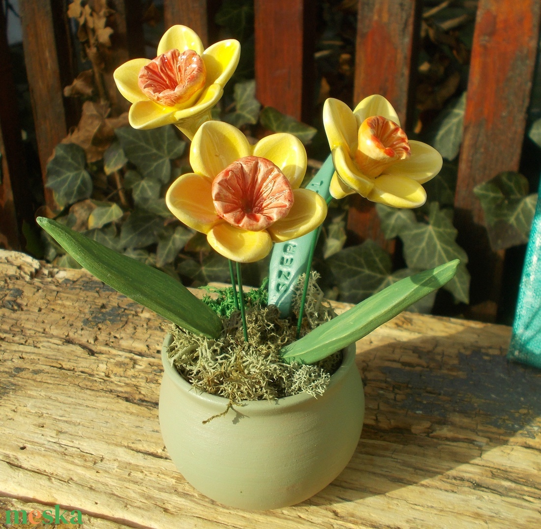 Nárciszok kaspóban - otthon & életmód - dekoráció - virágdekoráció - virágdíszek - virágdísz kaspóban - Meska.hu