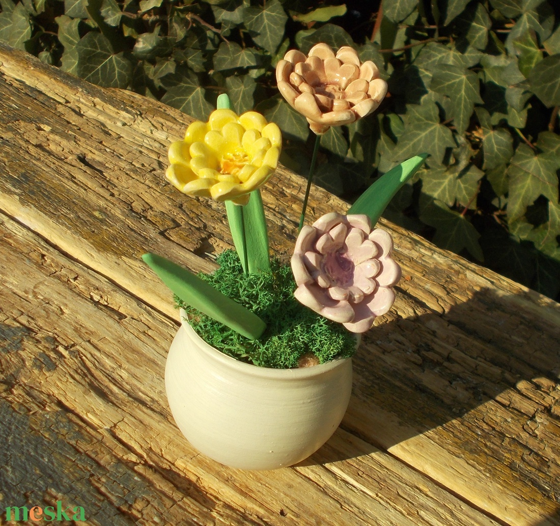 Tavaszi virágok kaspóban - otthon & életmód - dekoráció - virágdekoráció - virágdíszek - virágdísz kaspóban - Meska.hu