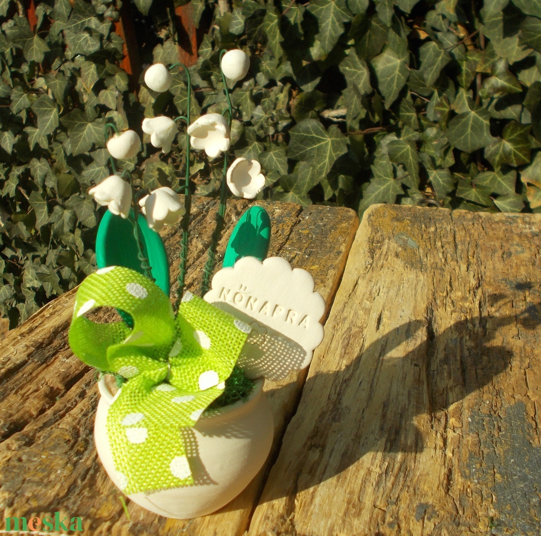 Gyöngyvirágos asztaldísz  - otthon & életmód - virágdekoráció - virágdíszek - virágdísz kaspóban - Meska.hu