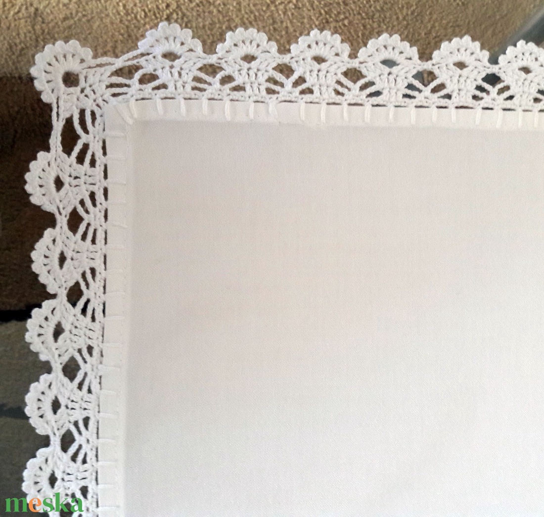 Fehér asztalterítő/futó horgolt szegéllyel - otthon & életmód - konyhafelszerelés, tálalás - Meska.hu