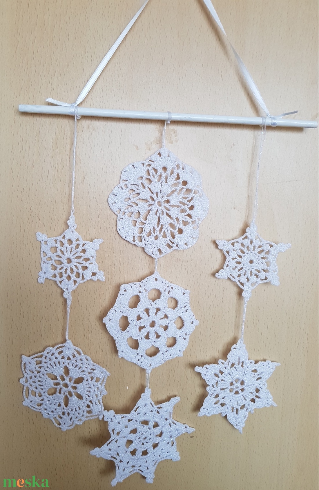 táncoló hópelyhek ajtó/ablakdísz horgolt - karácsony - adventi díszek - adventi ajtódísz - Meska.hu táncoló hópelyhek ajtó/ablakdísz horgolt - karácsony - adventi díszek - adventi ajtódísz - Meska.hu