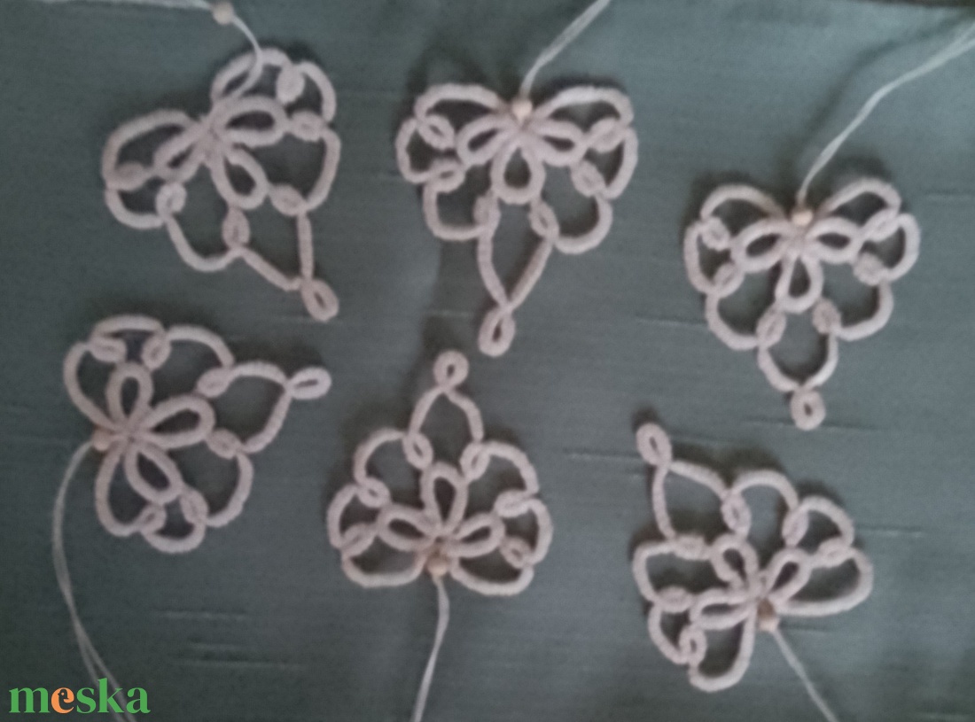 Szív karácsonyfadísz bézs színű hajócsipke technikával - karácsony - karácsonyi lakásdekoráció - karácsonyfadíszek - Meska.hu