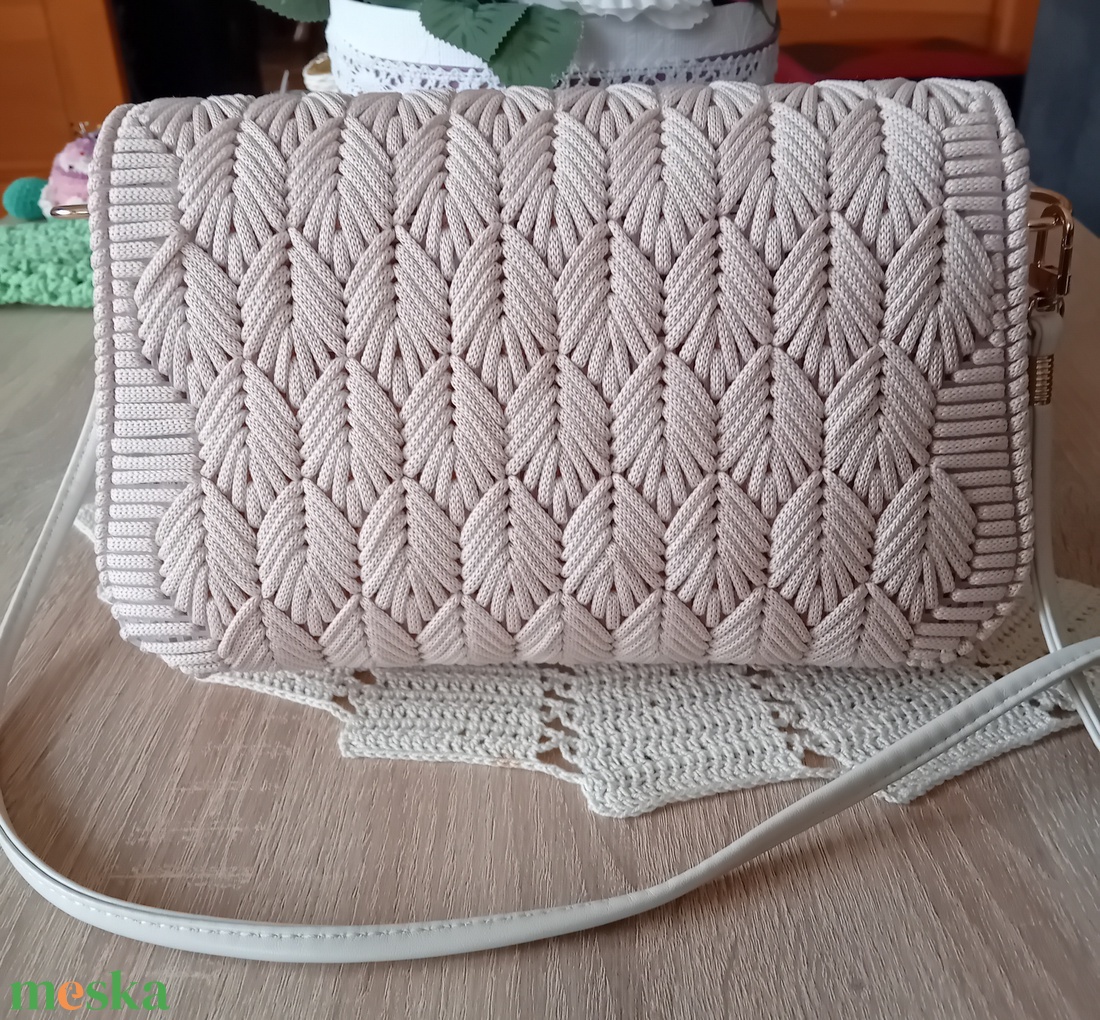 Kanava alapra polieszter zsinórfonallal készült alkalmi táska - táska & tok - kézitáska & válltáska - vállon átvethető táska - Meska.hu