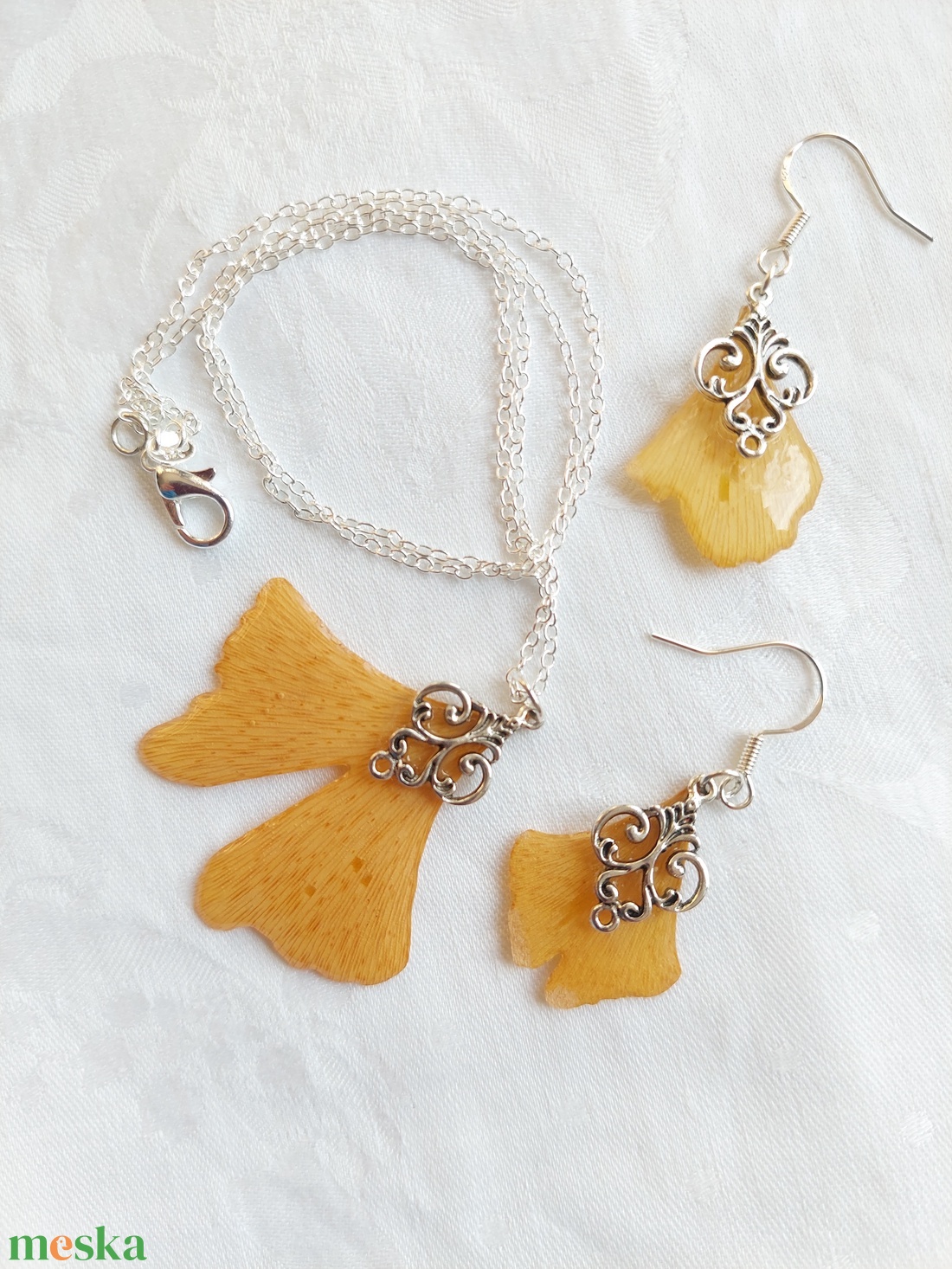 Gingko biloba őszi levél szett. Aranysárga levél medál és fülcsi. Gyantaékszer természetes ajándék. - ékszer - ékszerszett - Meska.hu