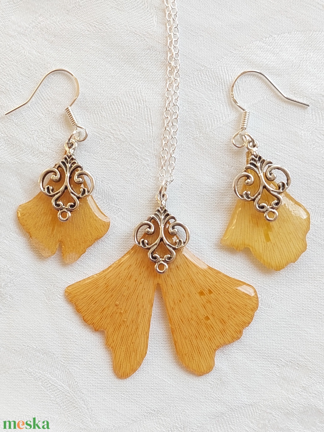 Gingko biloba őszi levél szett. Aranysárga levél medál és fülcsi. Gyantaékszer természetes ajándék. - ékszer - ékszerszett - Meska.hu