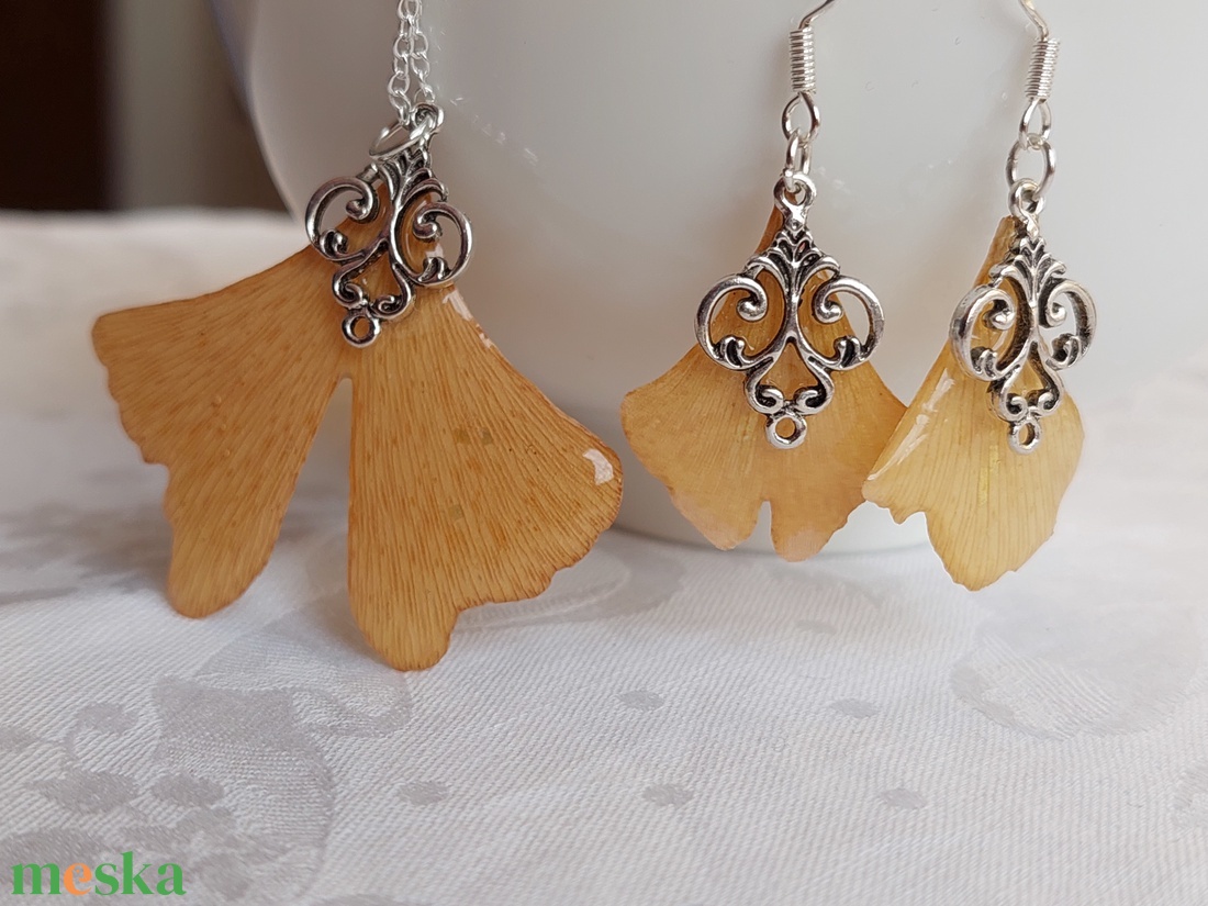 Gingko biloba őszi levél szett. Aranysárga levél medál és fülcsi. Gyantaékszer természetes ajándék. - ékszer - ékszerszett - Meska.hu