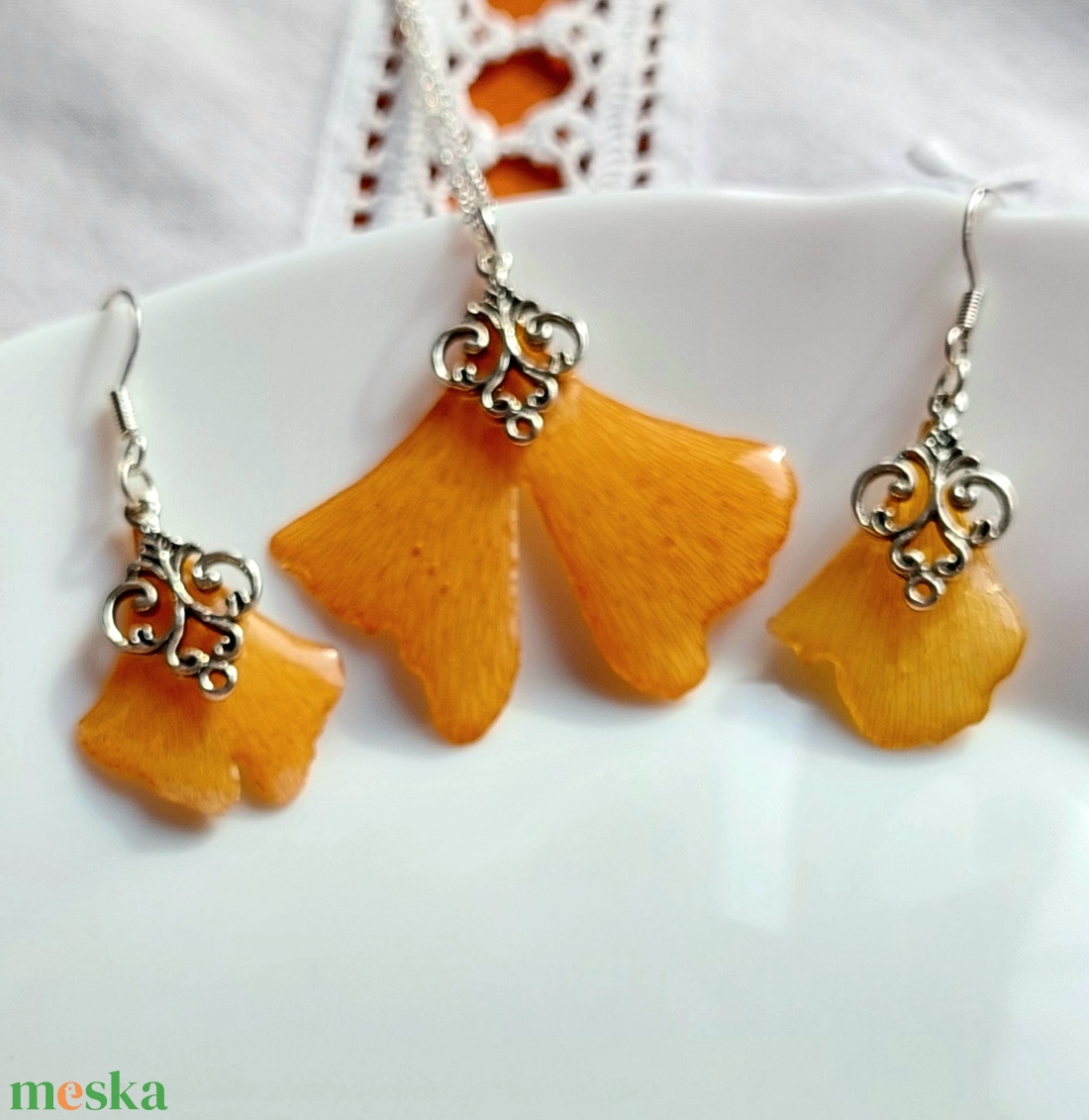 Gingko biloba őszi levél szett. Aranysárga levél medál és fülcsi. Gyantaékszer természetes ajándék. - ékszer - ékszerszett - Meska.hu