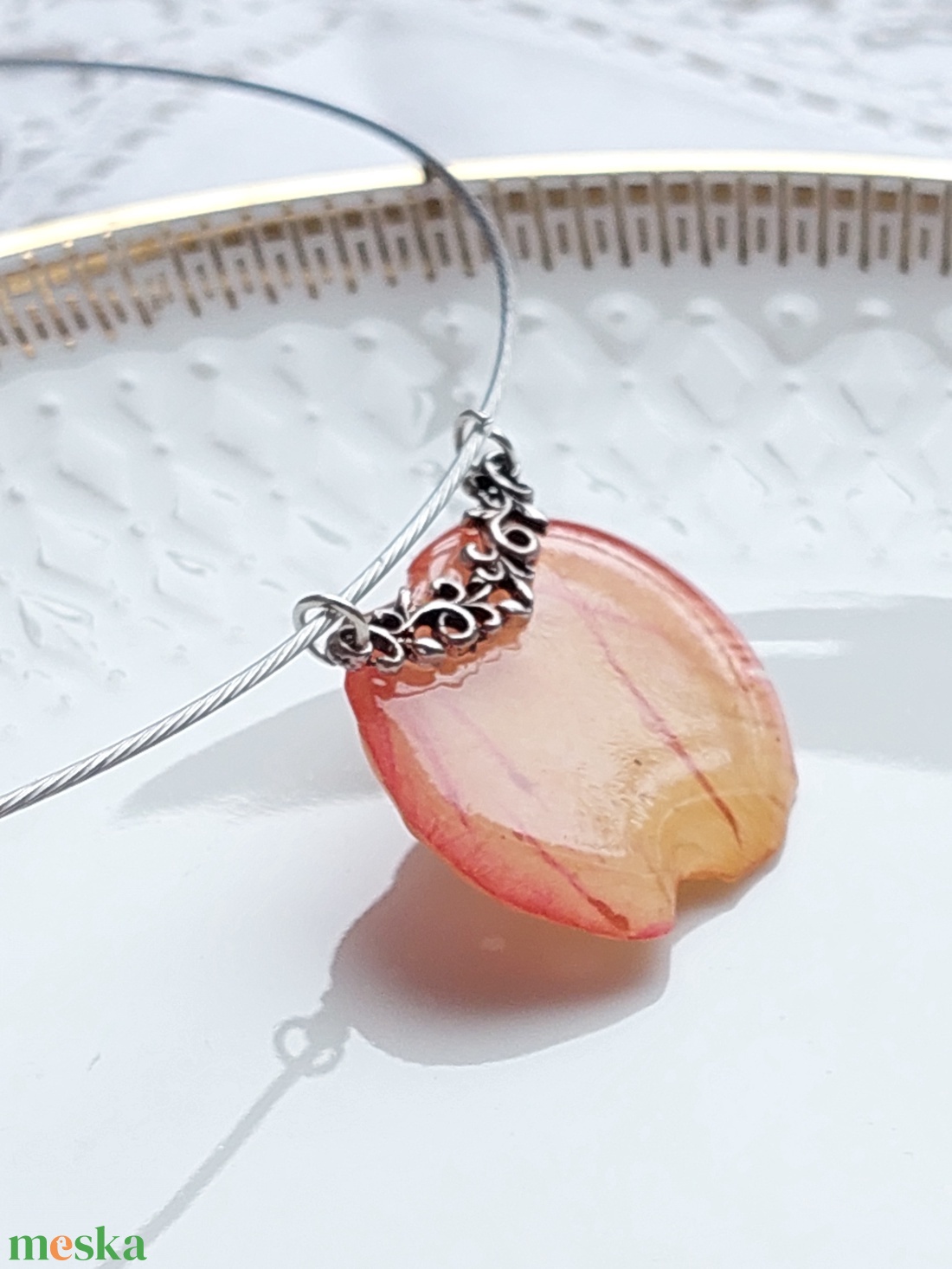 Rózsaszirom nyakék. Rózsaszín szirom gyantában. Romantikus egyedi ajándék. Kézműves préselt virág gyantaékszer. - ékszer - nyaklánc - medál - Meska.hu