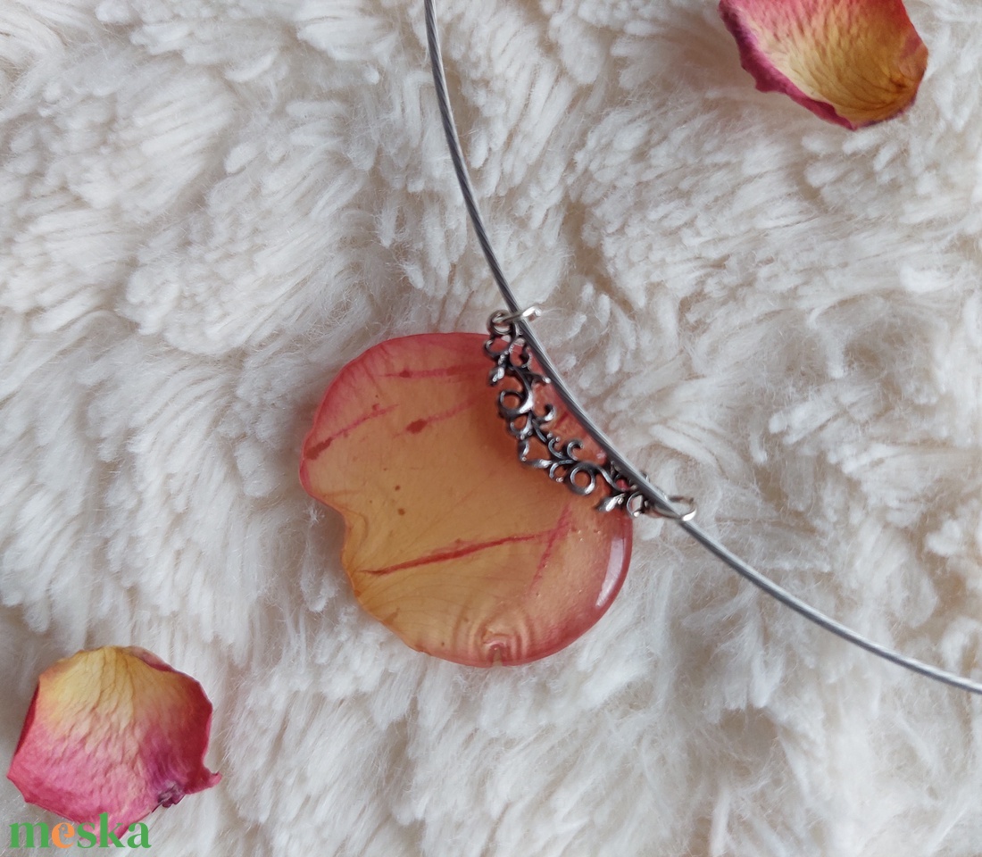 Rózsaszirom nyakék. Rózsaszín szirom gyantában. Romantikus egyedi ajándék. Kézműves préselt virág gyantaékszer. - ékszer - nyaklánc - medál - Meska.hu