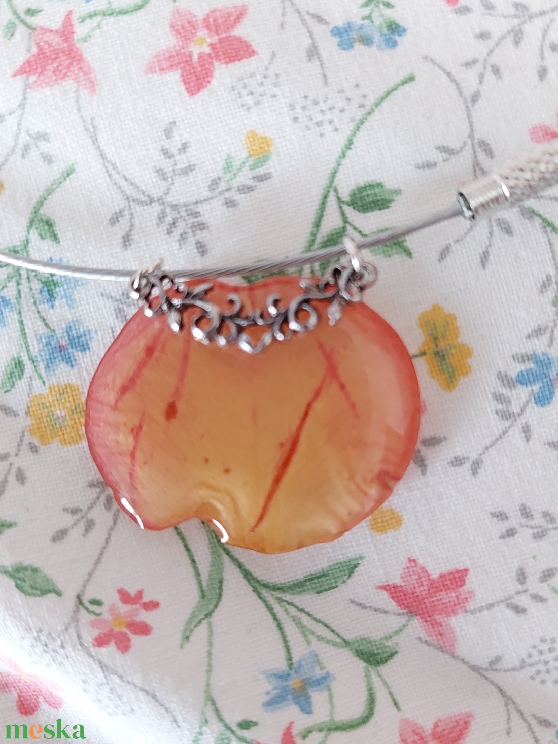 Rózsaszirom nyakék. Rózsaszín szirom gyantában. Romantikus egyedi ajándék. Kézműves préselt virág gyantaékszer. - ékszer - nyaklánc - medál - Meska.hu