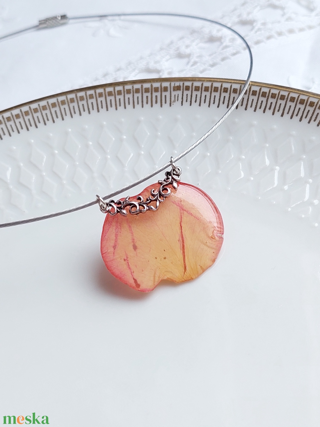 Rózsaszirom nyakék. Rózsaszín szirom gyantában. Romantikus egyedi ajándék. Kézműves préselt virág gyantaékszer. - ékszer - nyaklánc - medál - Meska.hu