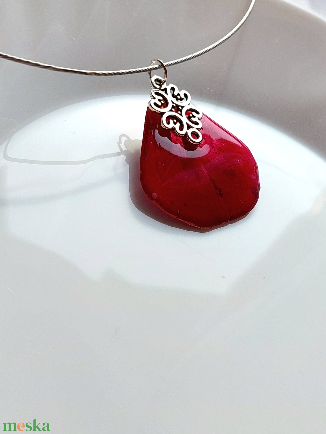 Piros rózsaszirom nyakék. Rózsa szirom gyantában. Romantikus egyedi ajándék. Kézműves préselt virág gyantaékszer. - ékszer - nyaklánc - medálos nyaklánc - Meska.hu