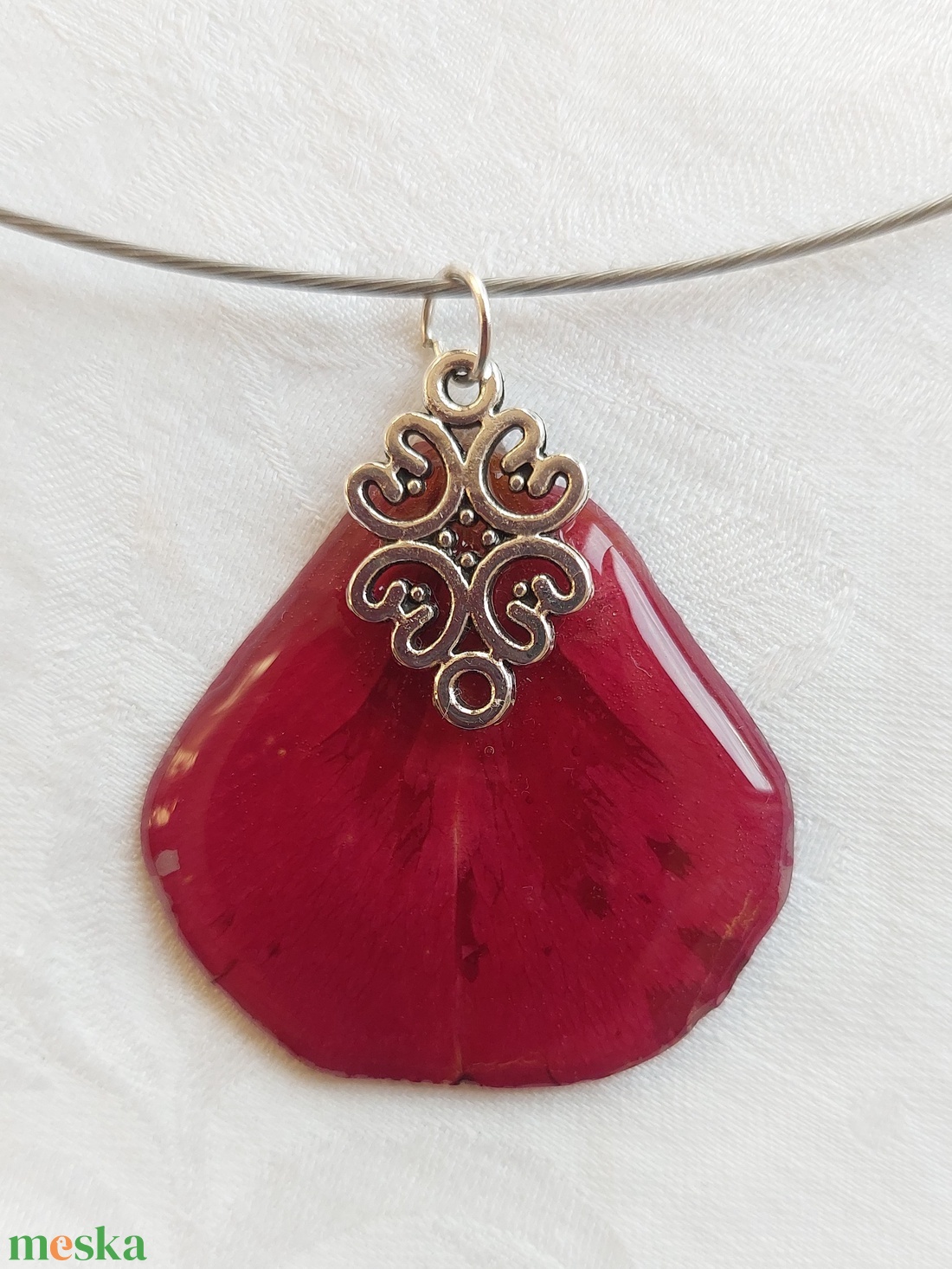 Piros rózsaszirom nyakék. Rózsa szirom gyantában. Romantikus egyedi ajándék. Kézműves préselt virág gyantaékszer. - ékszer - nyaklánc - medálos nyaklánc - Meska.hu