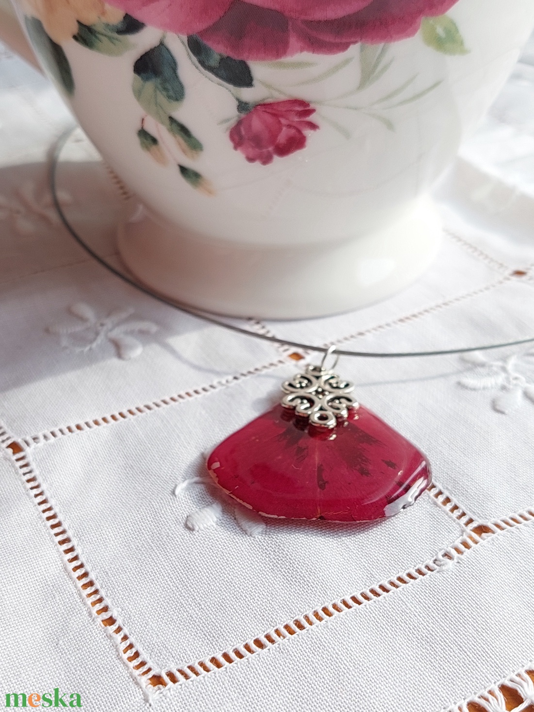 Piros rózsaszirom nyakék. Rózsa szirom gyantában. Romantikus egyedi ajándék. Kézműves préselt virág gyantaékszer. - ékszer - nyaklánc - medálos nyaklánc - Meska.hu