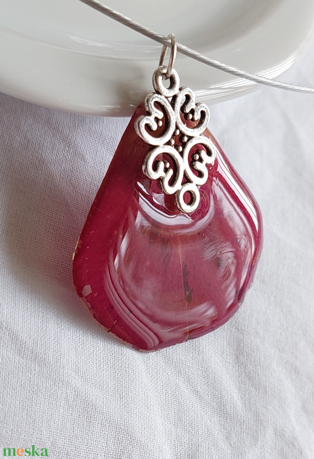 Piros rózsaszirom nyakék. Rózsa szirom gyantában. Romantikus egyedi ajándék. Kézműves préselt virág gyantaékszer. - ékszer - nyaklánc - medálos nyaklánc - Meska.hu