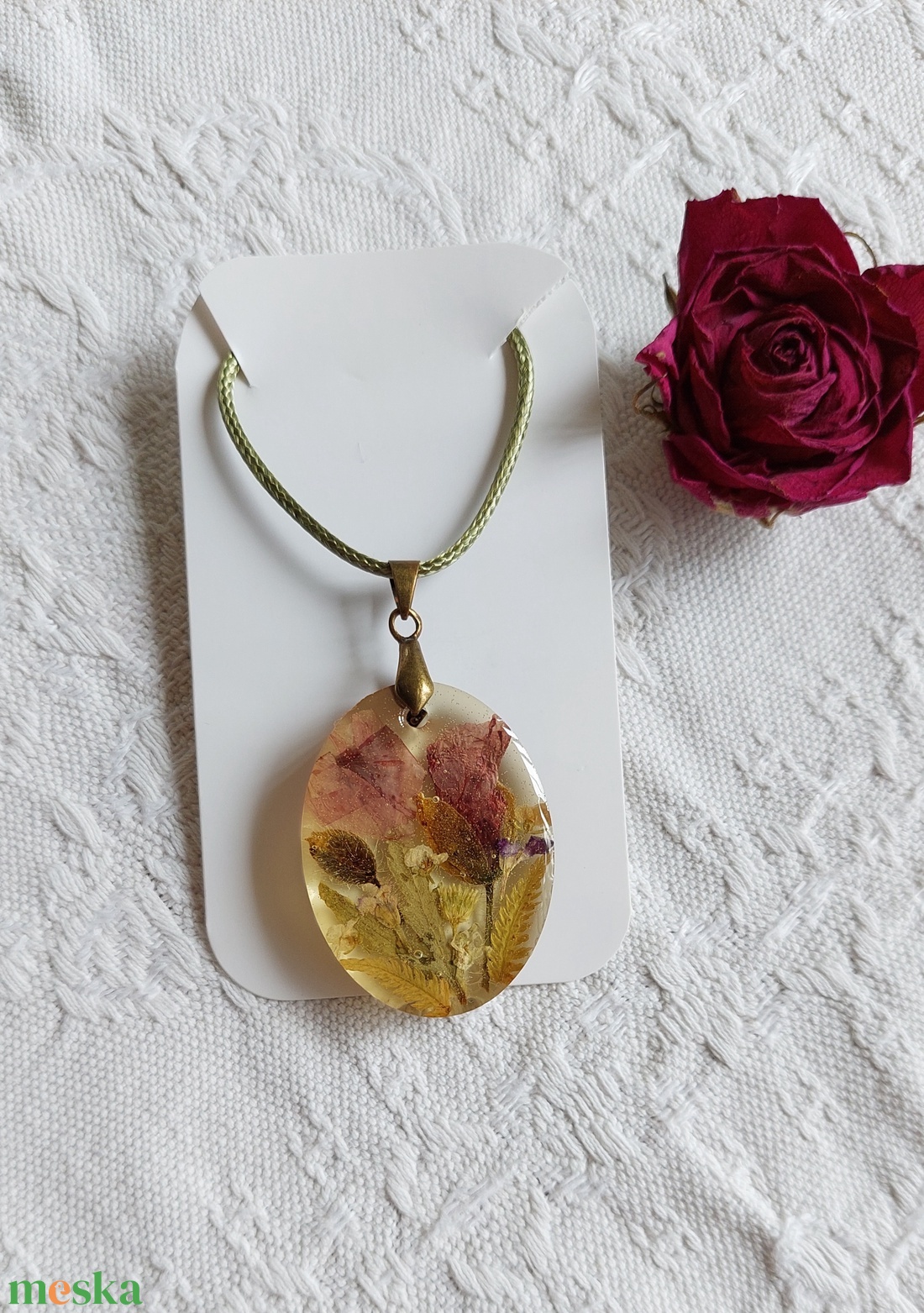 Pipacsos gyantaékszer. Áttetsző medál pipacsokkal. Botanikai ékszer. Természetes és egyedi nyakék. - ékszer - nyaklánc - medálos nyaklánc - Meska.hu