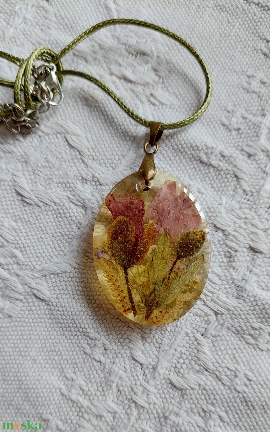 Pipacsos gyantaékszer. Áttetsző medál pipacsokkal. Botanikai ékszer. Természetes és egyedi nyakék. - ékszer - nyaklánc - medálos nyaklánc - Meska.hu