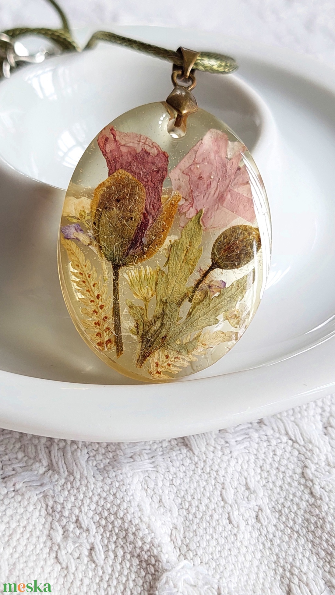 Pipacsos gyantaékszer. Áttetsző medál pipacsokkal. Botanikai ékszer. Természetes és egyedi nyakék. - ékszer - nyaklánc - medálos nyaklánc - Meska.hu