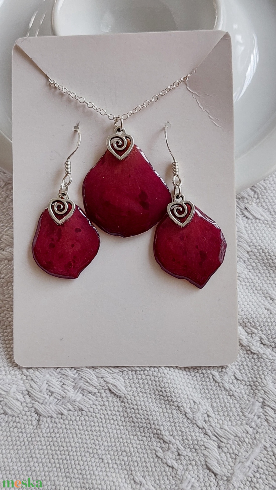  Bordó rózsaszirom ékszerszett. Természetes szépségű műgyanta ékszer. Romantikus, egyedi, kézzel készített ajándék - ékszer - ékszerszett - Meska.hu