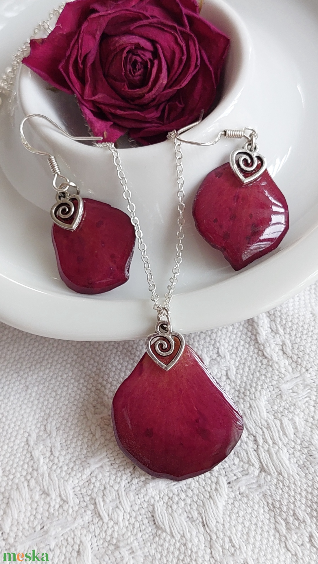  Bordó rózsaszirom ékszerszett. Természetes szépségű műgyanta ékszer. Romantikus, egyedi, kézzel készített ajándék - ékszer - ékszerszett - Meska.hu