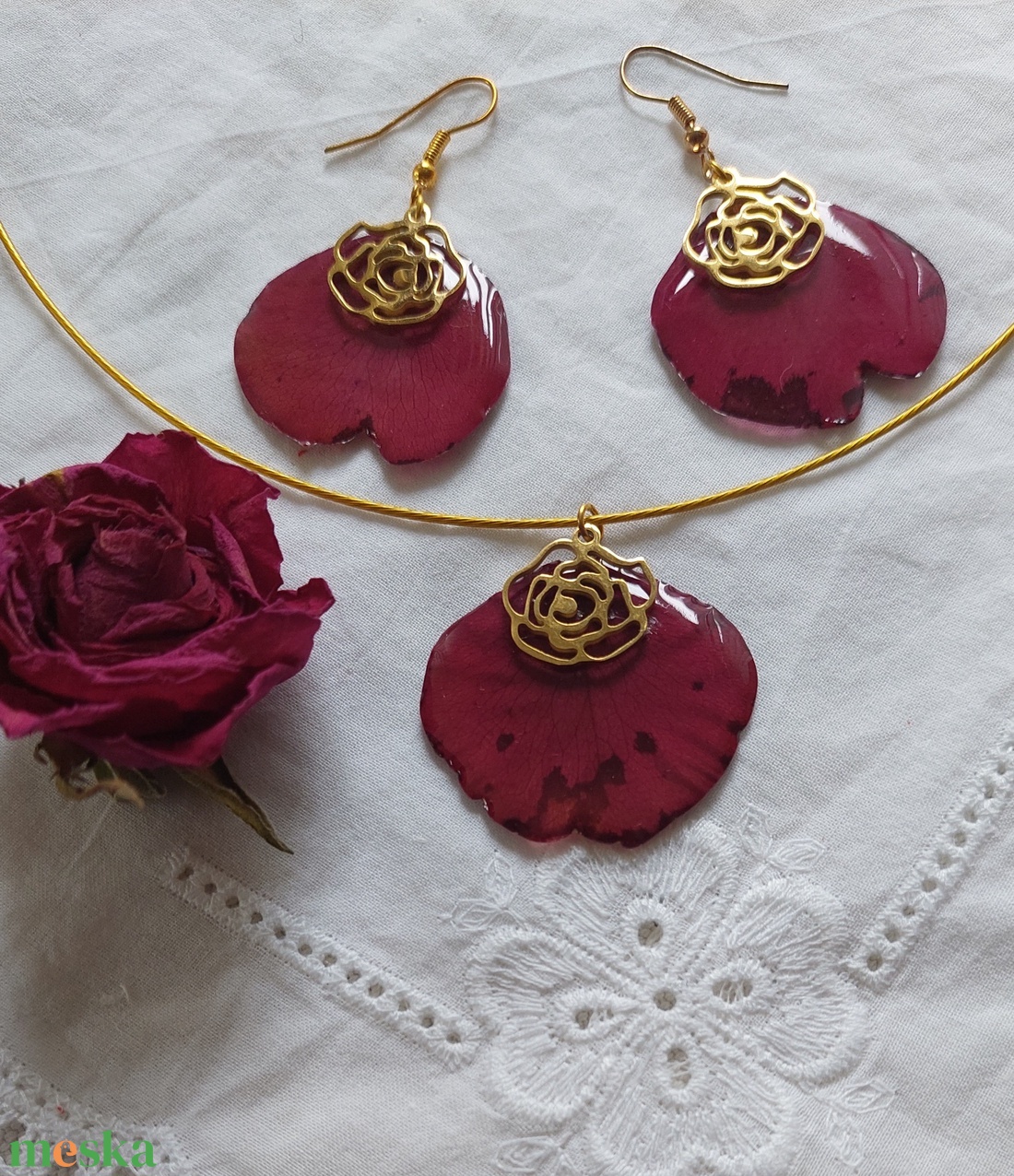  Bordó rózsaszirom ékszerszett. Természetes szépségű műgyanta ékszer. Romantikus, egyedi, kézzel készített ajándék. - ékszer - ékszerszett - Meska.hu