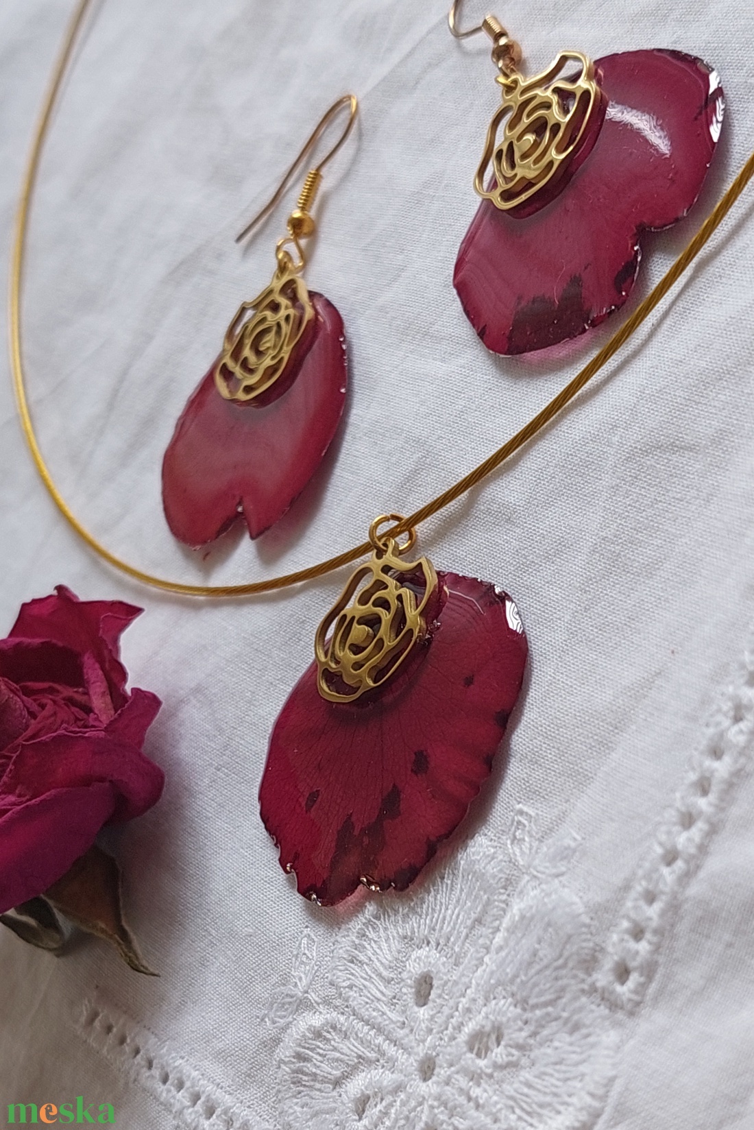  Bordó rózsaszirom ékszerszett. Természetes szépségű műgyanta ékszer. Romantikus, egyedi, kézzel készített ajándék. - ékszer - ékszerszett - Meska.hu