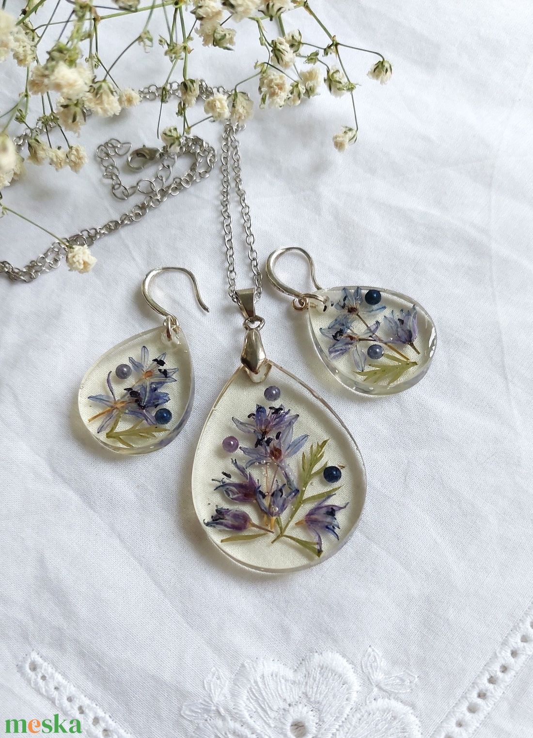 Gyanta ékszer virágcsokorral. Tavaszi kék csillagvirág gyantában. Átlátszó csepp alakú medál és fülbevaló szett.  - ékszer - ékszerszett - Meska.hu