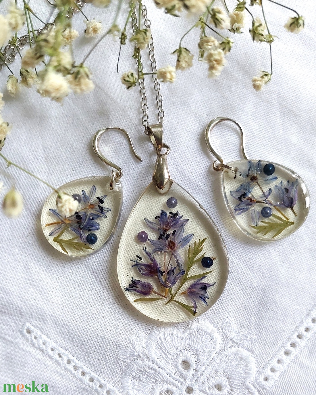 Gyanta ékszer virágcsokorral. Tavaszi kék csillagvirág gyantában. Átlátszó csepp alakú medál és fülbevaló szett.  - ékszer - ékszerszett - Meska.hu